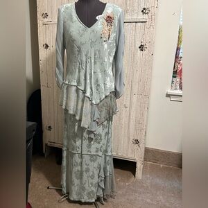 Chic Floral Long Sleeve Dress in Soft Green